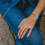 Analog Ava Wristband från Alora Avenue – ett elegant, vattentåligt armband i guld och silver med stilren länkdesign, perfekt för både vardag och festliga tillfällen.