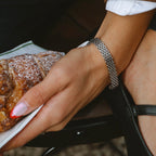 Azalea Aurora Bracelet i silver från Alora Avenue – ett elegant, vattentåligt armband med glänsande meshdesign som ger en lyxig men tidlös känsla.