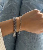 Azalea Aurora Bracelet – elegant silverarmband i bred meshdesign, bärs tillsammans med jeans och stickad tröja för en stilren vardagslook från Alora Avenue