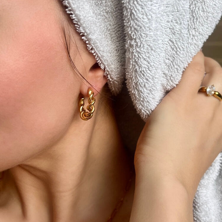 Bali Bamboo Hoops – stilrena guldiga örhängen med twistad bambu-design från Alora Avenue. Vattentåliga och perfekta för både spa, strand och vardagslyx.