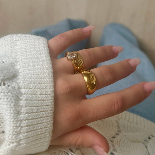 Big Blob Ring – stor, glänsande guldfärgad ring med rundad och organiskt formad yta. Ett riktigt statement-smycke som lyfter varje outfit. Tillverkad i vattentåligt och allergivänligt rostfritt stål med slitstark PVD-plätering.