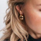 Bold Nordic Hoops – guldpläterade kraftiga creoler med skandinavisk känsla från Alora Avenue, perfekta för både vardag och fest