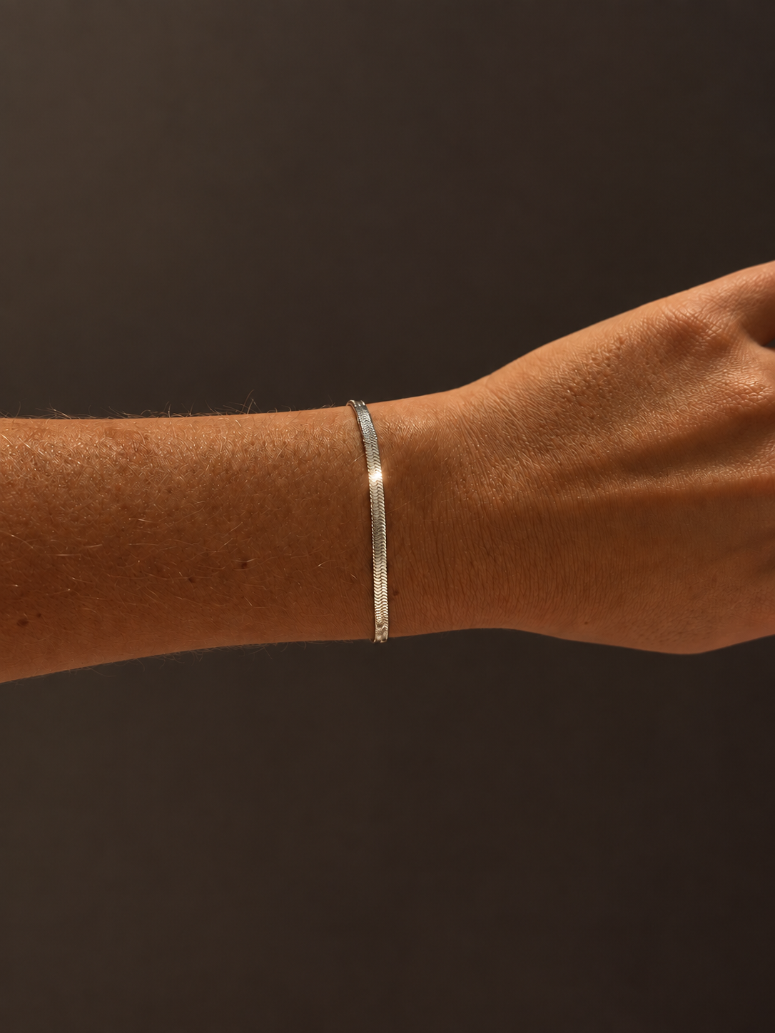 Carrie Cobra Bracelet – silver ormlänkarmband på modell, Alora Avenue