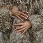 Chunky Crystal Ring i guld från Alora Avenue – en glittrande, vattentålig ring med stora stenar som fångar ljuset och ger en exklusiv känsla.