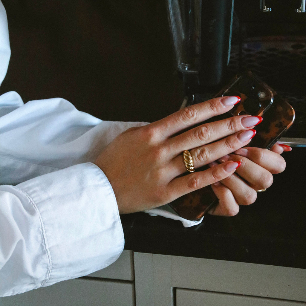 Classic Croissant Ring i guld från Alora Avenue. Stilren, vattentålig ring i rostfritt stål med elegant tvinnad design – perfekt för vardag och fest.