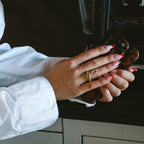 Classic Croissant Ring i guld från Alora Avenue. Stilren, vattentålig ring i rostfritt stål med elegant tvinnad design – perfekt för vardag och fest.