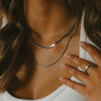 Cleo Cobra Necklace i silver från Alora Avenue – ett elegant, vattentåligt halsband med platt snake chain-design som ger en sofistikerad och tidlös look, perfekt för layering.