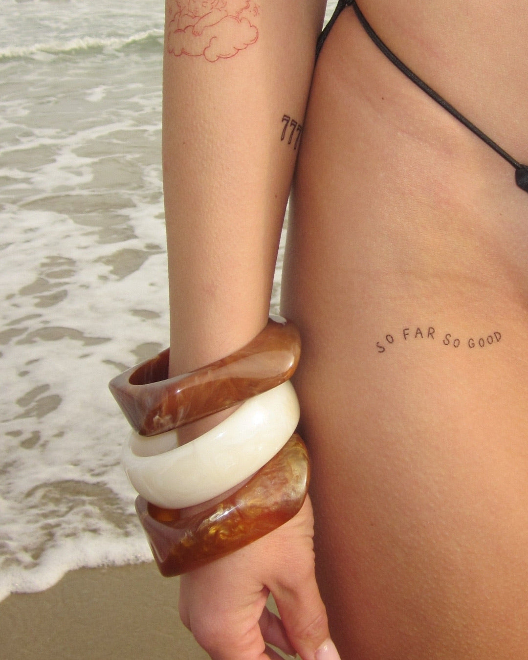 Costa Cloud Bangle — Costa Amber, Cloud och Cocoa Bangle staplade vid strandkanten | Alora Avenue