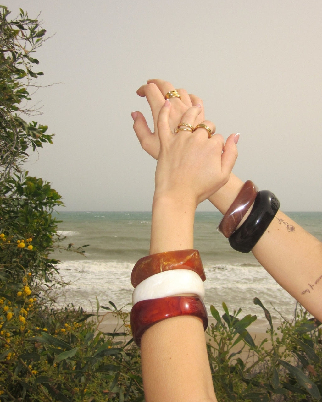 Costa Bangle-stack med Amber, Cloud, Noir, Tigre och Cocoa i guldtoner | Alora Avenue