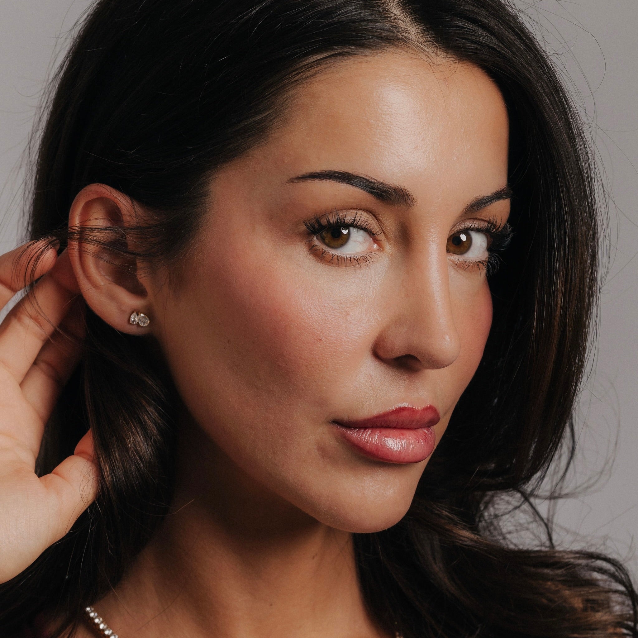 Närbild på Dea Drop Earrings från Alora Avenue – två droppformade stenar i glänsande 18K guldplätering, designade för att ge maximal lyster utan att tappa färg. Hypoallergena och perfekta för dig som söker hållbara, tidlösa smycken.