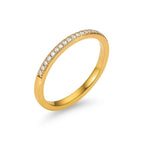 Elara Glow Ring i guld med klara stenar som löper halvvägs runt ringen. Elegant, tunn och vattentålig ring från Alora Avenue i rostfritt stål med PVD-plätering.