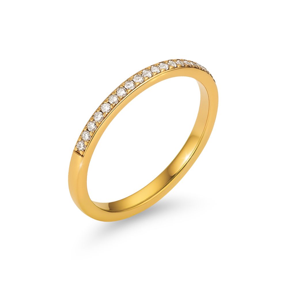 Elara Glow Ring i guld med klara stenar som löper halvvägs runt ringen. Elegant, tunn och vattentålig ring från Alora Avenue i rostfritt stål med PVD-plätering.