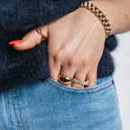 Fanny Frost Ring – elegant guldfärgad ring med glittrande stenar i rad. En tidlös och feminin ring från Alora Avenue som passar perfekt till både vardag och fest, eller som en fin gåva.

