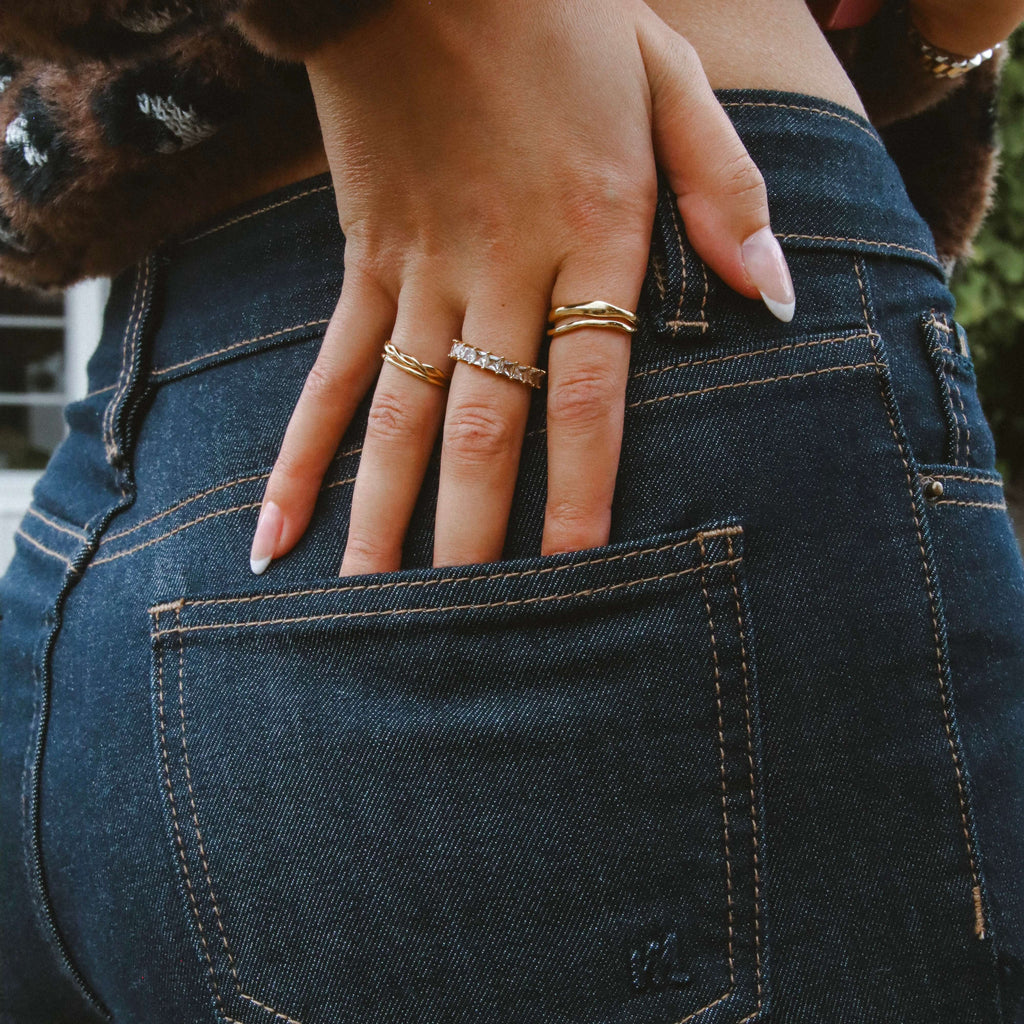 Felice Flow Ring i guld från Alora Avenue – en vattentålig ring med oregelbunden form och elegant glans som fångar ljuset vackert.