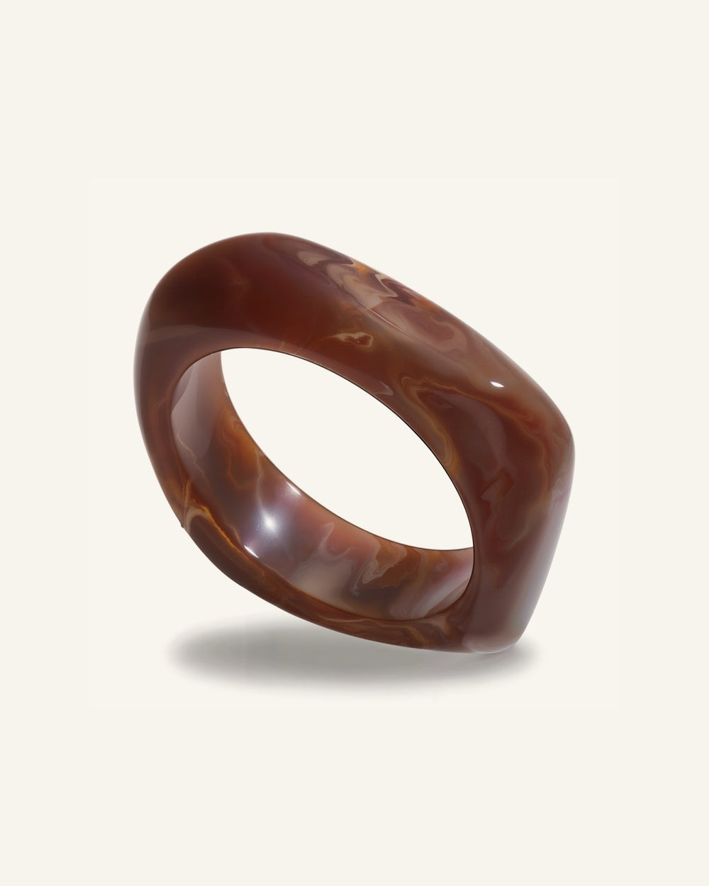 Costa Cocoa Bangle — Fyrkantig brun marmorerad akrylbangle på beige bakgrund | Alora Avenue