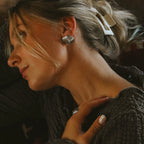 Holly Huggie Earrings i silver från Alora Avenue – eleganta, vattentåliga örhängen i rostfritt stål med mjukt vågig design som ger en modern och lyxig känsla.