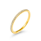 Ina spark ring i guld med klara stenar som löper halvvägs runt ringen. Elegant, tunn och vattentålig ring från Alora Avenue i rostfritt stål med PVD-plätering.