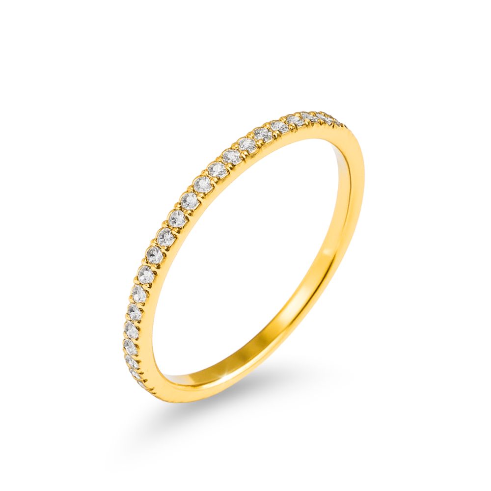 Ina spark ring i guld med klara stenar som löper halvvägs runt ringen. Elegant, tunn och vattentålig ring från Alora Avenue i rostfritt stål med PVD-plätering.