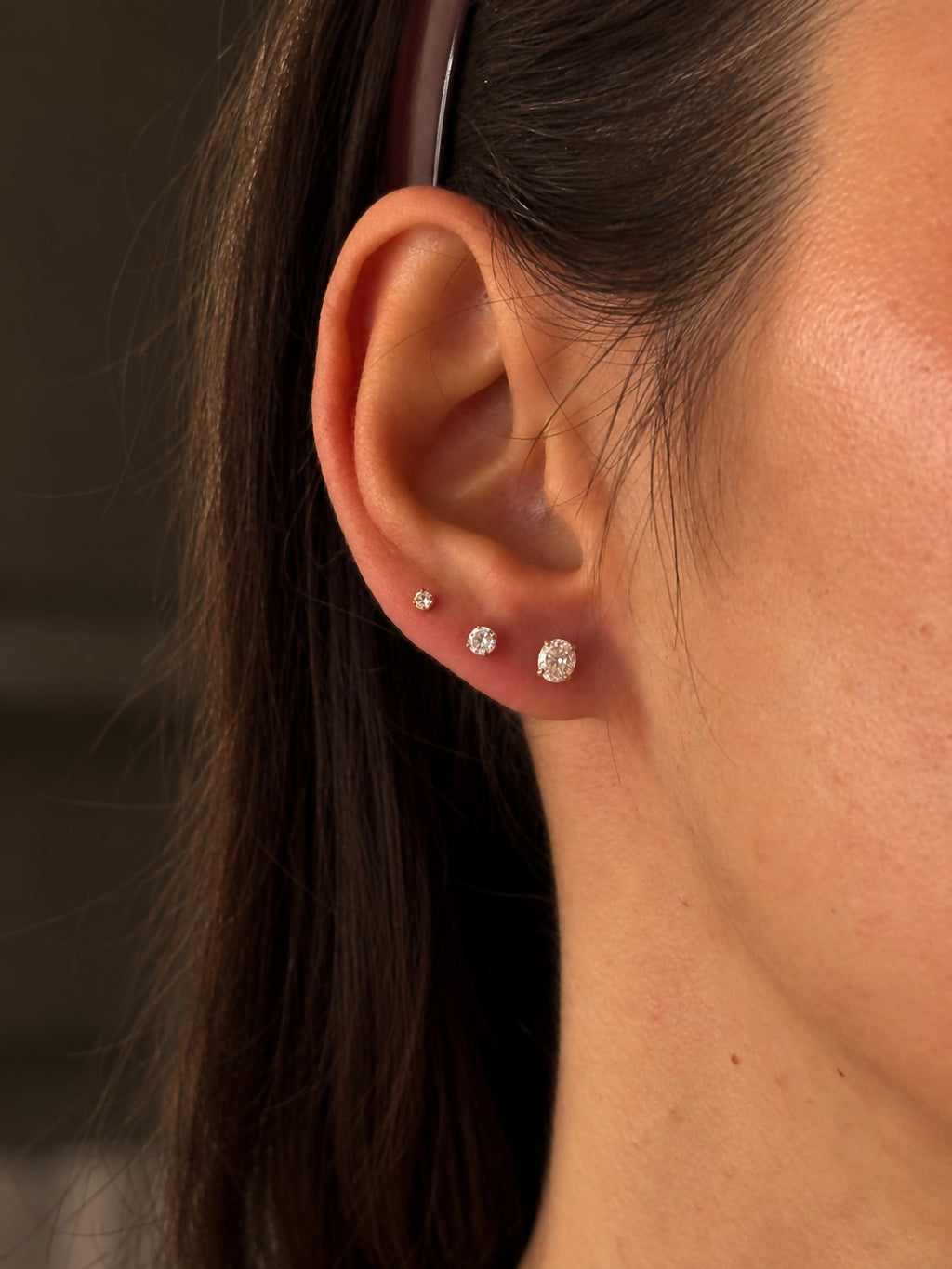 Iris Star Stud i 2, 3 och 4 mm på modell – vattentåliga örhängen i 18K PVD-guldplätering med glittrande sten | Alora Avenue