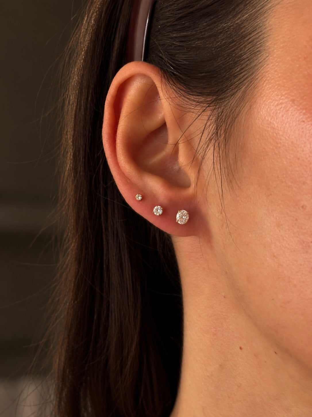 Iris Star Stud i 2, 3 och 4 mm på modell – vattentåliga örhängen i 18K PVD-guldplätering med glittrande sten | Alora Avenue