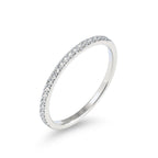 Isla Spark Ring i silver med små klara stenar nästan hela vägen runt. Tunn, elegant och vattentålig ring från Alora Avenue i rostfritt stål med PVD-plätering.