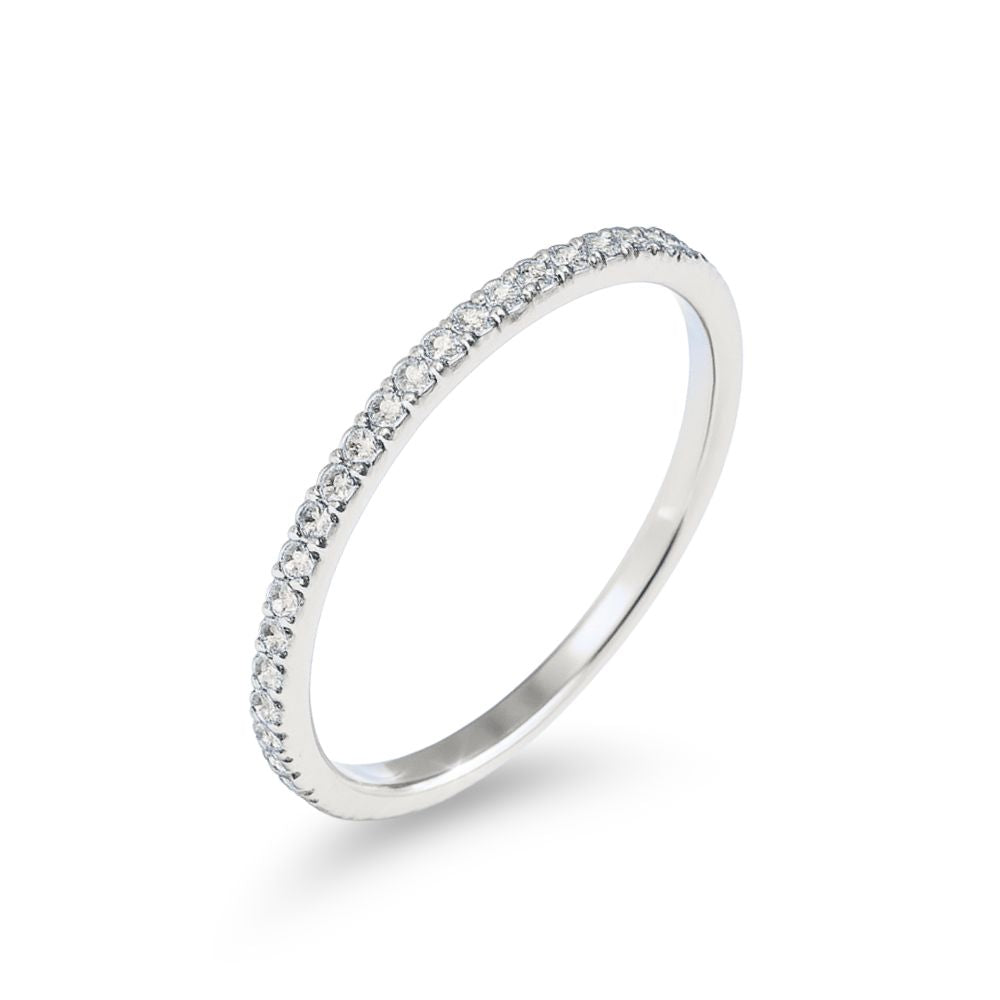 Isla Spark Ring i silver med små klara stenar nästan hela vägen runt. Tunn, elegant och vattentålig ring från Alora Avenue i rostfritt stål med PVD-plätering.