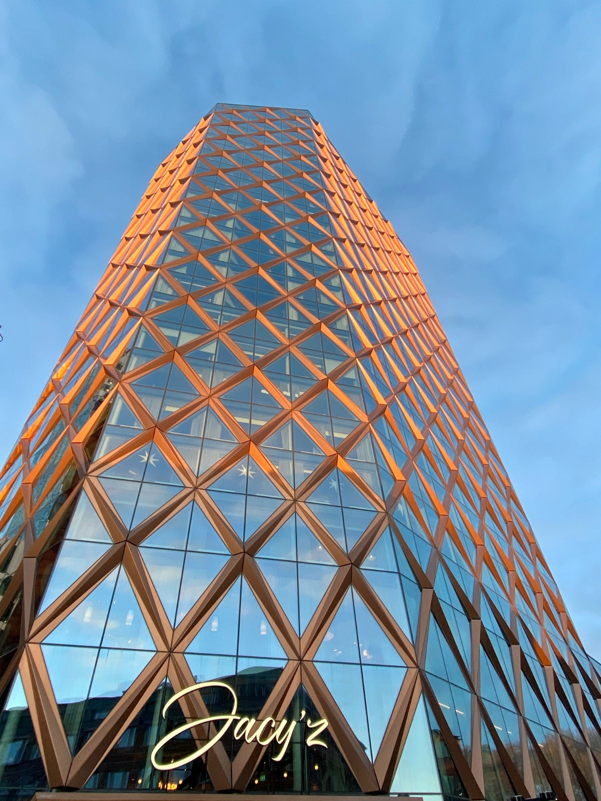 Jacy’z Hotel & Resort i Göteborg – modern hotellfasad i kopparfärg, exklusiv återförsäljare av Alora Avenue smycken