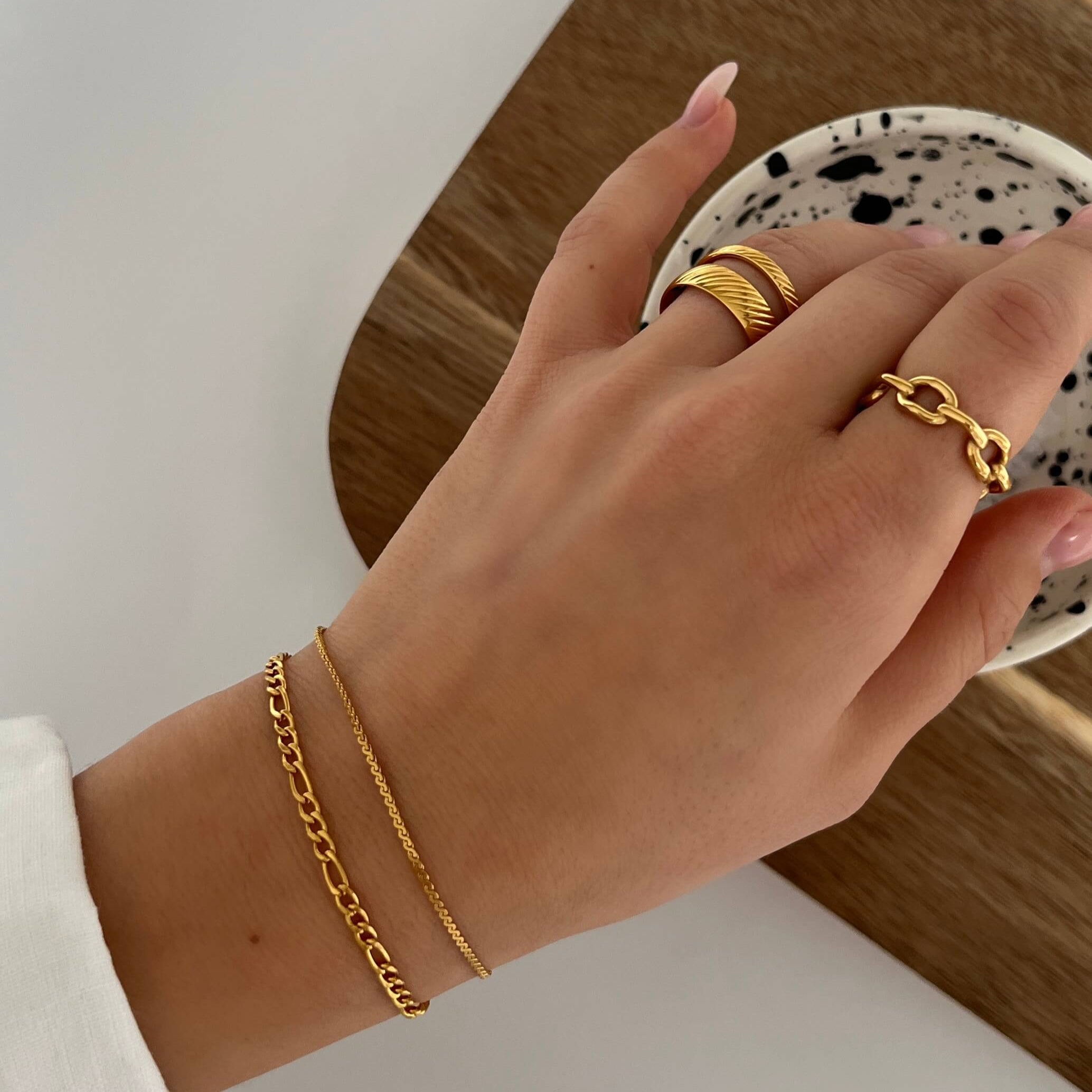Lina Link Ring – stilren guldfärgad ring med kedjedesign från Alora Avenue. En smyckesfavorit som kombinerar edge med elegans. Vattentålig och allergivänlig – perfekt för både vardag och fest.