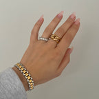 Livia Loop Ring – guldfärgad ring med kedjedesign från Alora Avenue. Elegant och kraftfull i sin form, vattentålig och allergivänlig. En tidlös statementring för alla tillfällen.