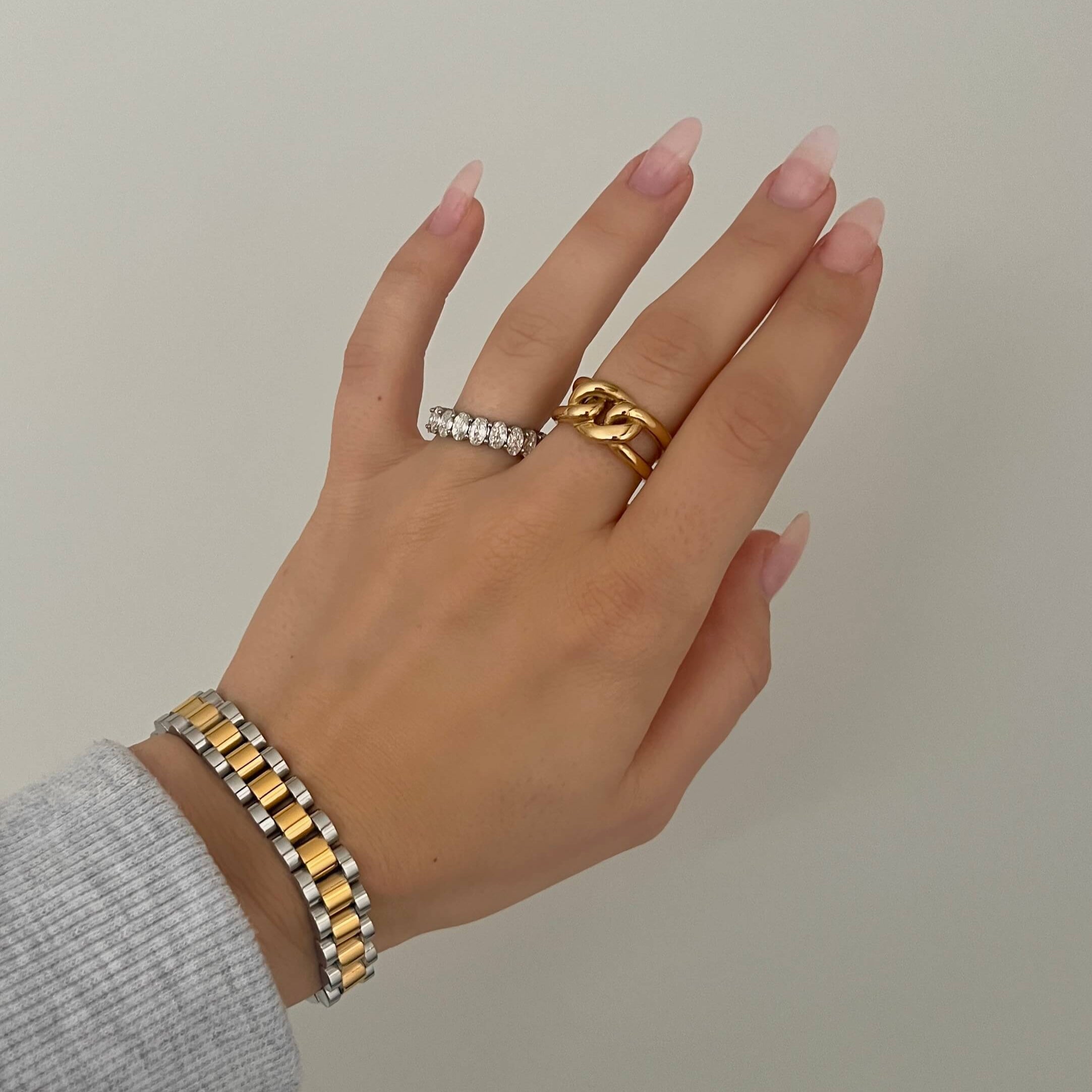 Livia Loop Ring – guldfärgad ring med kedjedesign från Alora Avenue. Elegant och kraftfull i sin form, vattentålig och allergivänlig. En tidlös statementring för alla tillfällen.