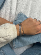 Lucid Clip Bracelet – stilrent silverarmband med paperclip-länkar, perfekt för lager-på-lager-look, fotograferat på handled med stickad tröja och denim från Alora Avenue