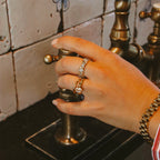 Messy Crystal Ring i guld med stora gnistrande stenar från Alora Avenue. En vattenresistent statementring i rostfritt stål med elegant glans och tidlös design.