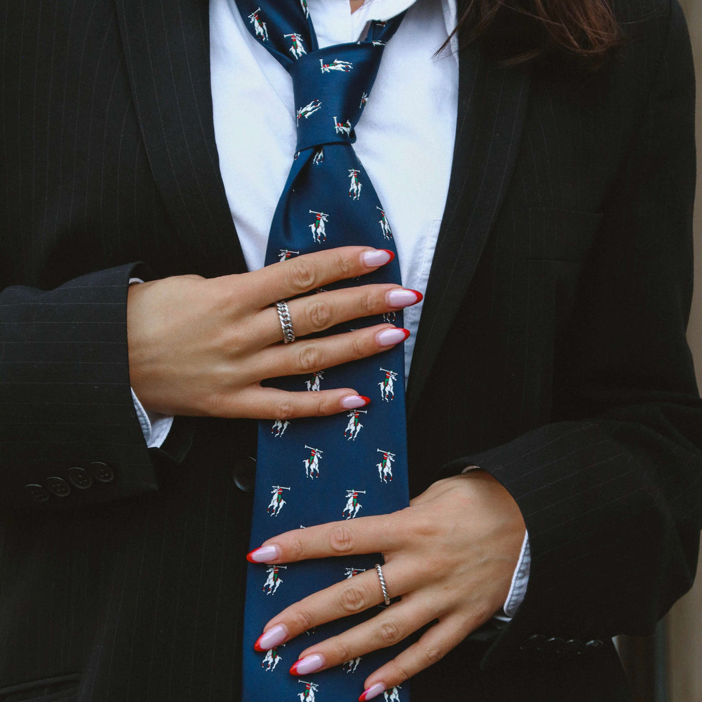 Milly Moon Ring i silver från Alora Avenue – en tvinnad, vattentålig ring med elegant glans och tidlös design, perfekt att bära ensam eller tillsammans med andra ringar.