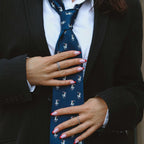 Milly Moon Ring i silver från Alora Avenue – en tvinnad, vattentålig ring med elegant glans och tidlös design, perfekt att bära ensam eller tillsammans med andra ringar.