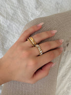 Minnie Moon Ring – stilren guldfärgad ring med skruvad design. Ett tidlöst smycke från Alora Avenue som passar perfekt att bära ensam eller kombinera med andra ringar för en personlig stil.