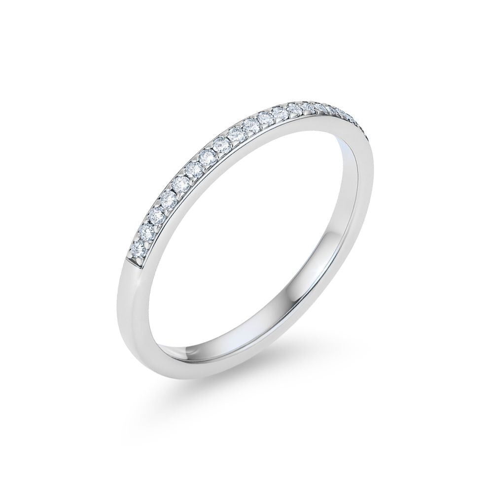 Noelle Glow Ring i silver med klara stenar som löper halvvägs runt ringen. Elegant och vattentålig ring från Alora Avenue i rostfritt stål med PVD-plätering.
