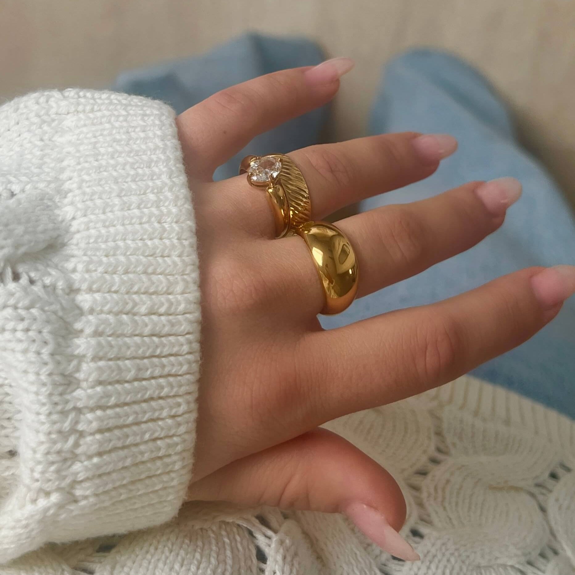 Oblique Olive Ring från Alora Avenue – en elegant, guldfärgad ring med diskret snedräfflad yta. Stilren design som passar perfekt för vardagsbruk eller att kombinera med andra ringar.