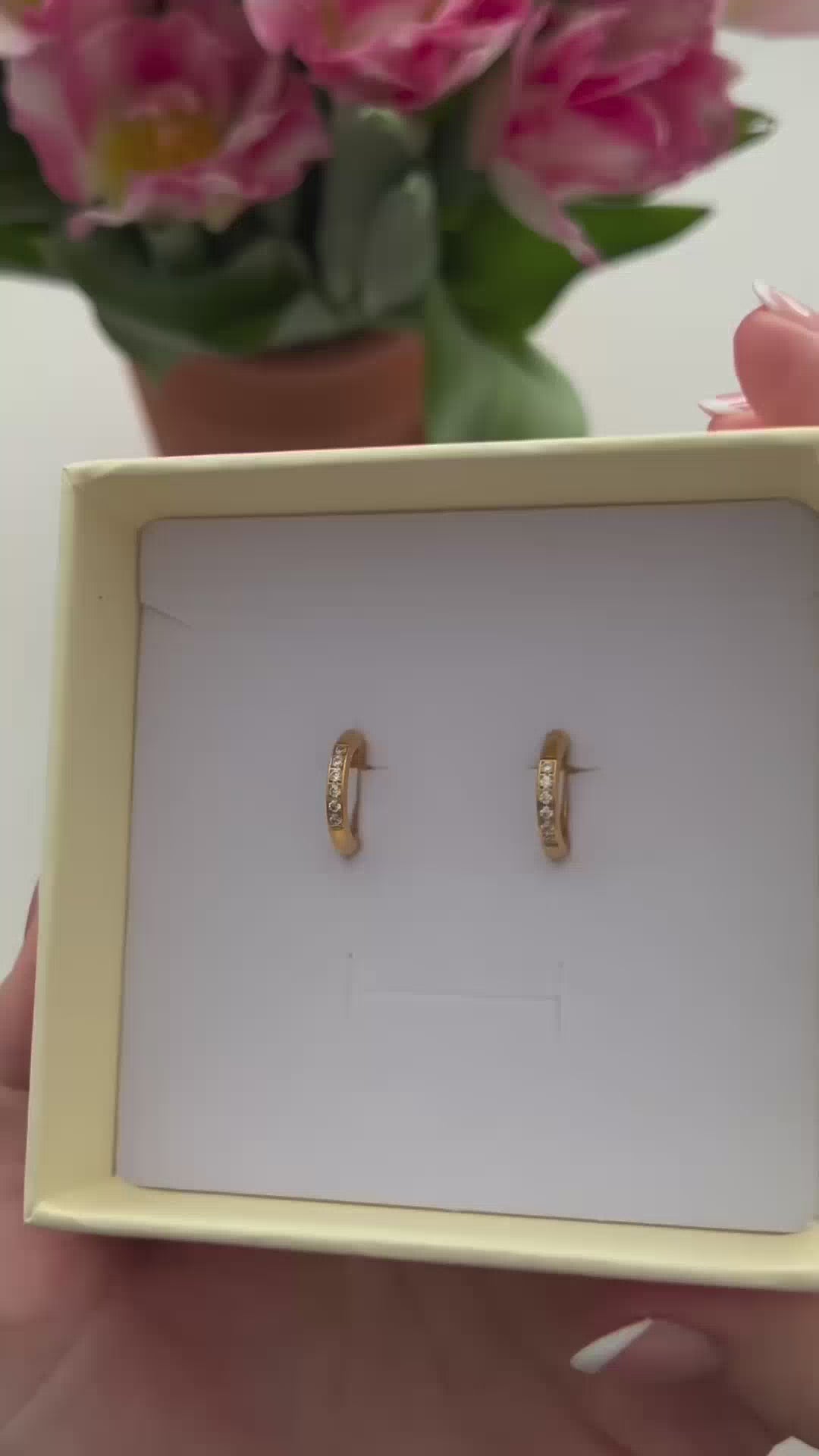 Video som visar Cassia Clip Hoop Clip-On från Alora Avenue – guldfärgat clip-on-örhänge i rostfritt stål med PVD-plätering, vattentåligt och designat för dig utan hål i öronen eller för stacking.