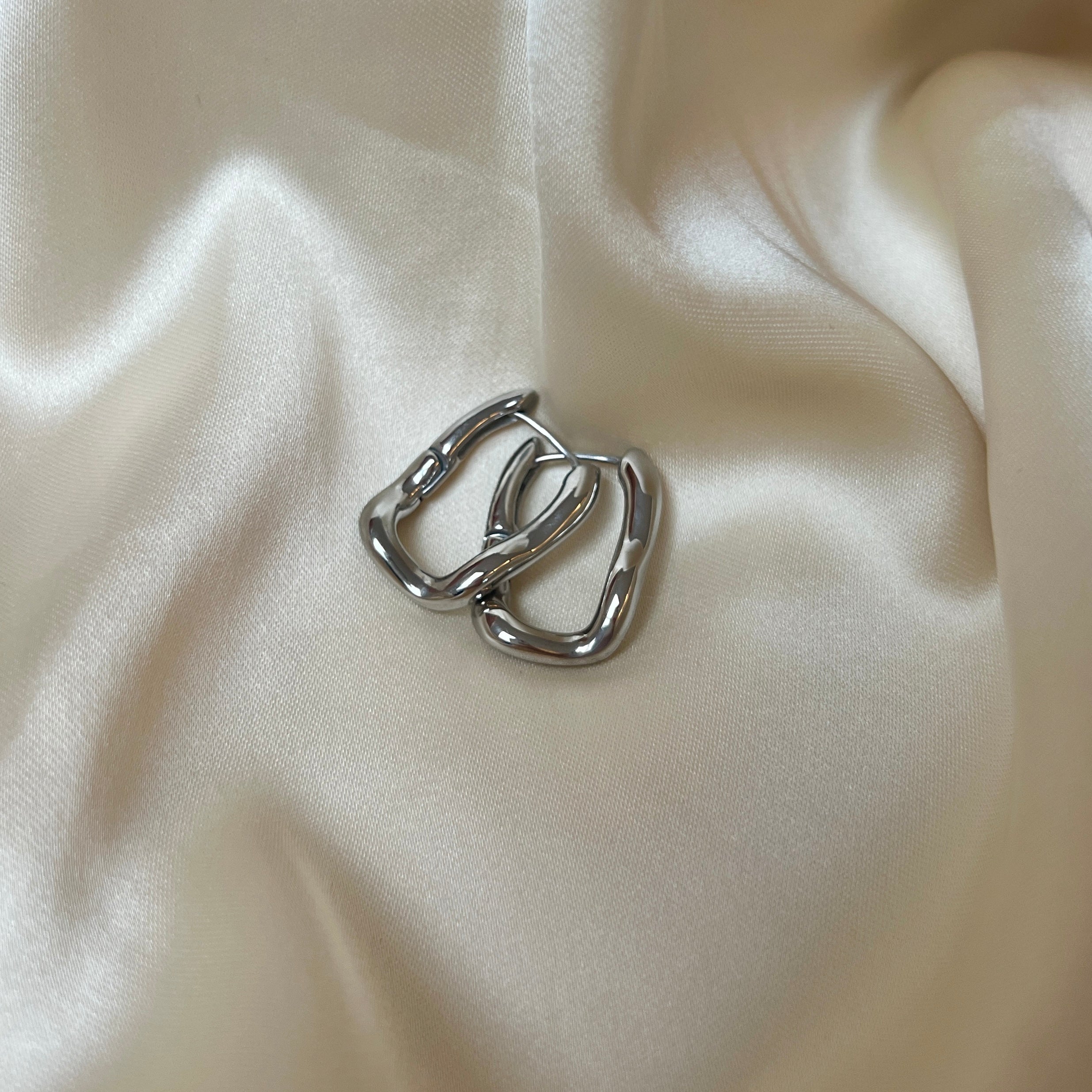 Saint Penny Hoops – chunky silverörhängen med organisk form. Fotade på elegant siden för Alora Avenue. Vattentåliga och nickelfria i rostfritt stål.