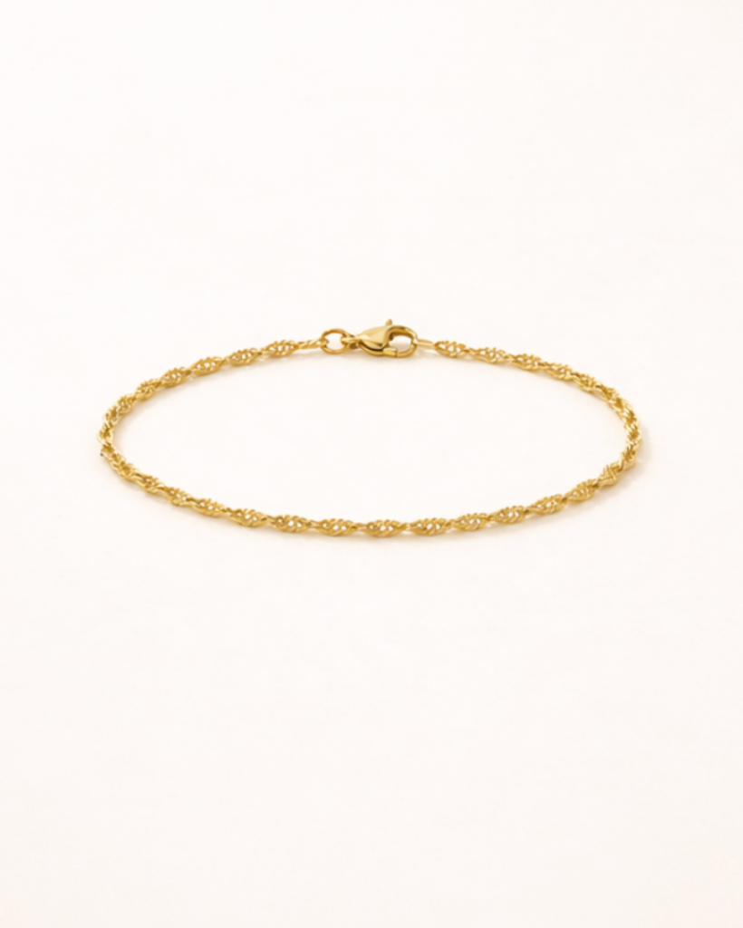 Sia Singapore Bracelet i guld – vattentåligt armband med singapore-flätning i 18K guldpläterat rostfritt stål från Alora Avenue
