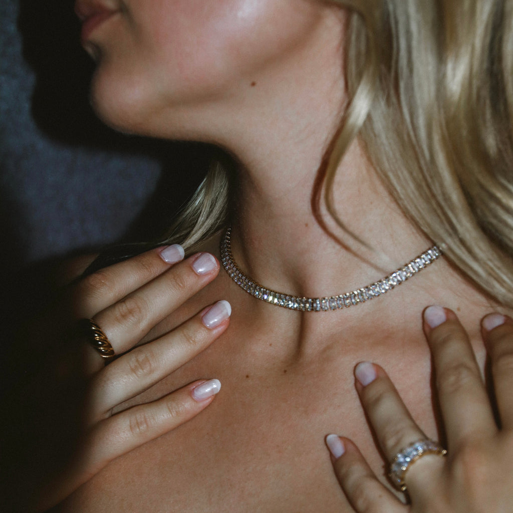 Sienna Sunstone Necklace från Alora Avenue – ett lyxigt, vattentåligt halsband i guld med gnistrande stenar hela vägen runt som ger en glamorös och tidlös look, perfekt för både vardag och fest.