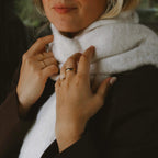 Sleek Storm Ring i guld från Alora Avenue – en elegant, vattentålig ring med rundad form och hög glans som ger en sofistikerad och tidlös look.