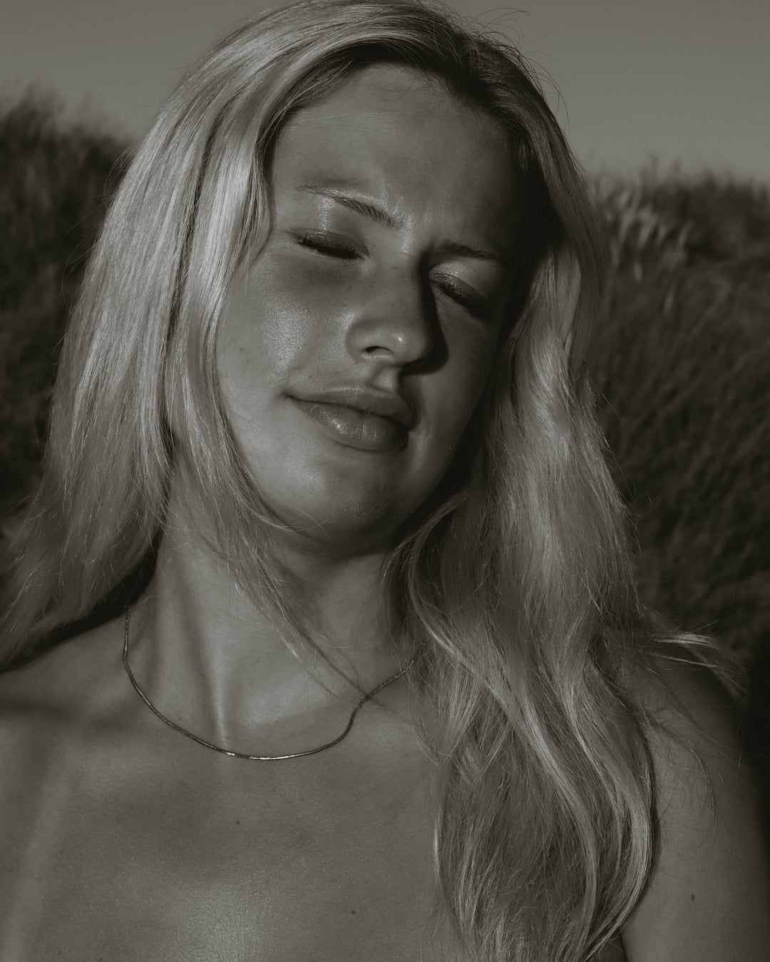 Modell bär Slytherin Neat Necklace i 18K guld PVD – en elegant rund ormkedja i rostfritt stål med tidlös design och mjuk glans mot huden.