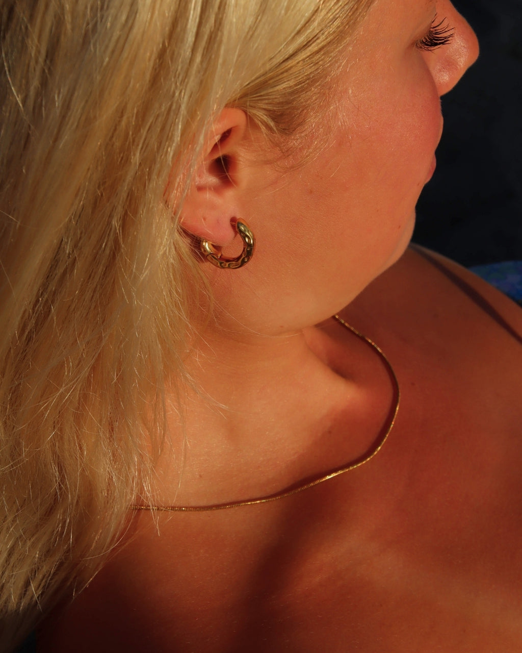 Close-up av Slytherin Neat Necklace – vattentålig guldrund ormkedja i 18K guld PVD, 45 cm lång, tillverkad i återvinningsbart rostfritt stål.