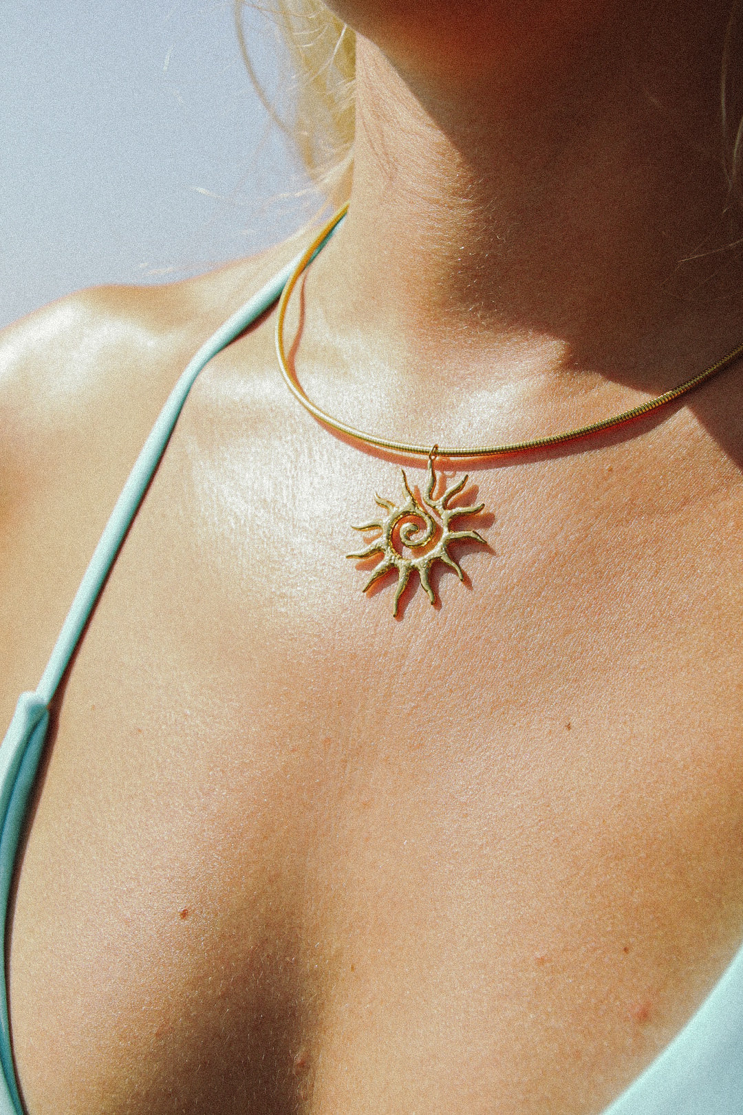 Solana Sun-halsband i 18K guldplätering på solbränd hud — nickelfritt och allergivänligt