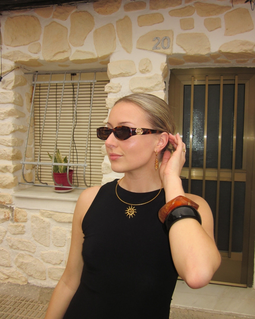 Solana Sun Necklace och örhängen styled med Costa Noir Bangle | Alora Avenue