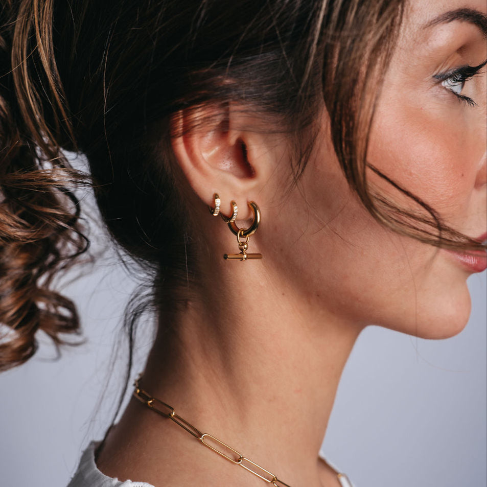 Sonic Eclipse Hoops – guldiga hängande örhängen med stavdetalj från Alora Avenue, stilrena creoler för en elegant och modern look