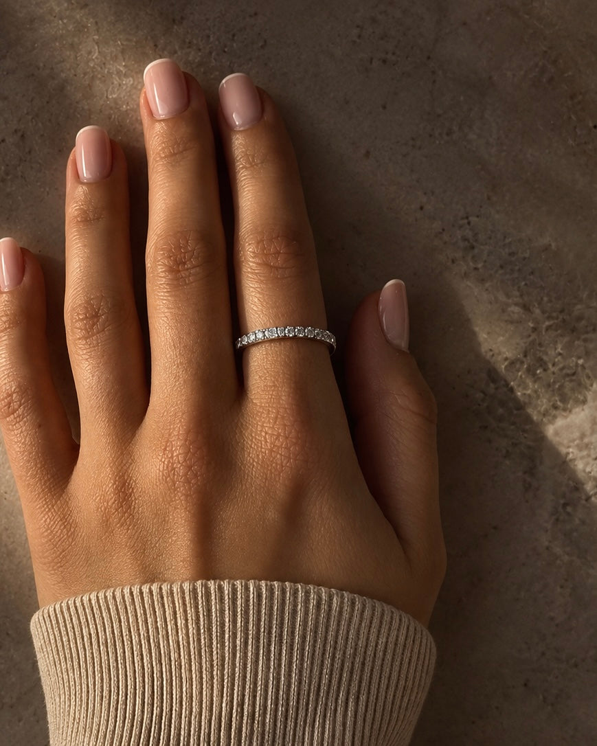 Twinkle Thea Ring i silver buren på modell – smal ring med en rad gnistrande cubic zirconia. Vattentålig, allergivänlig ring i rostfritt stål från Alora Avenue.