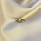 Twinkle Thea Ring – stilren silverfärgad ring med gnistrande stenar runt hela bandet. Perfekt som statementring eller att stapla med andra smycken. Vattentålig och allergivänlig – tillverkad i rostfritt stål med PVD-plätering för extra hållbarhet.