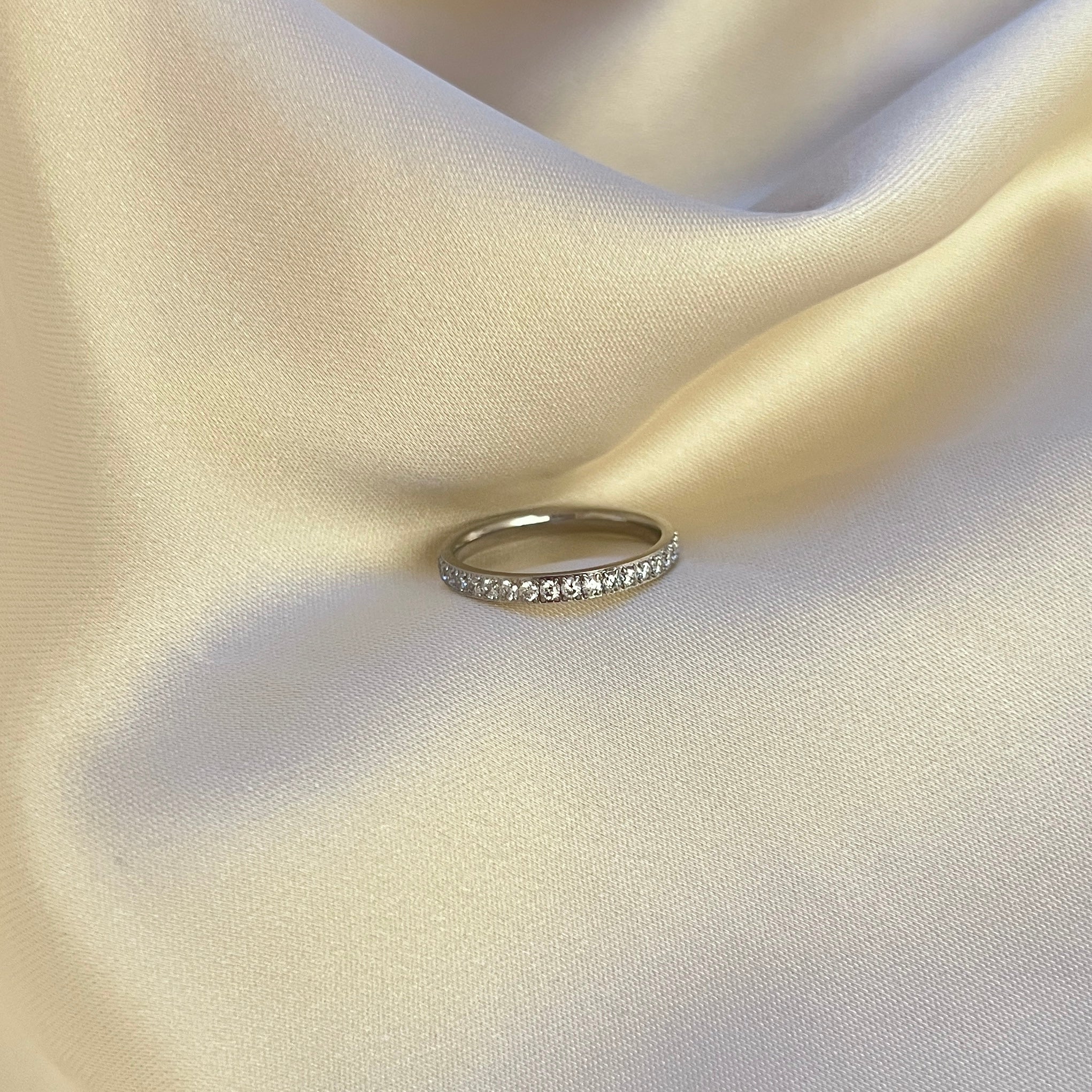Twinkle Thea Ring – stilren silverfärgad ring med gnistrande stenar runt hela bandet. Perfekt som statementring eller att stapla med andra smycken. Vattentålig och allergivänlig – tillverkad i rostfritt stål med PVD-plätering för extra hållbarhet.